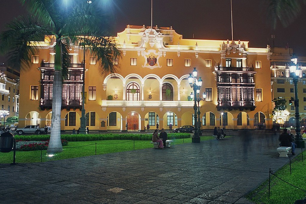 Plaza de Armas, Lima, Peru bei Nacht.JPG